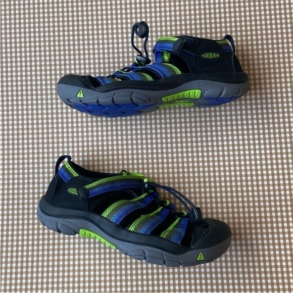 Keen Newport H2 blue/green/black water shoes.
Big Kids size 4 - Picture 6 of 9